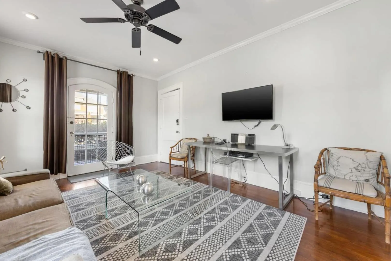 Retro 1Br In Elizabeth With Porch & Eclectic Design Villa Charlotte Holiday home