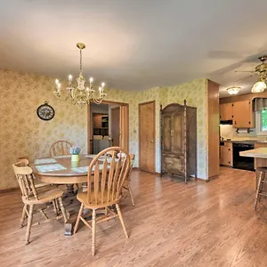 Holiday home Cozy Retreat With Yard About 5 Mi To Dtwn, Charlotte