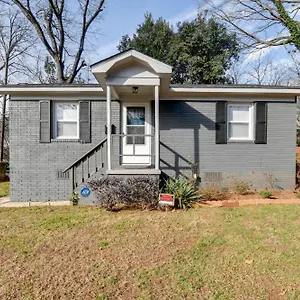 Holiday home Renovated - 3 Mi To Downtown!, Charlotte